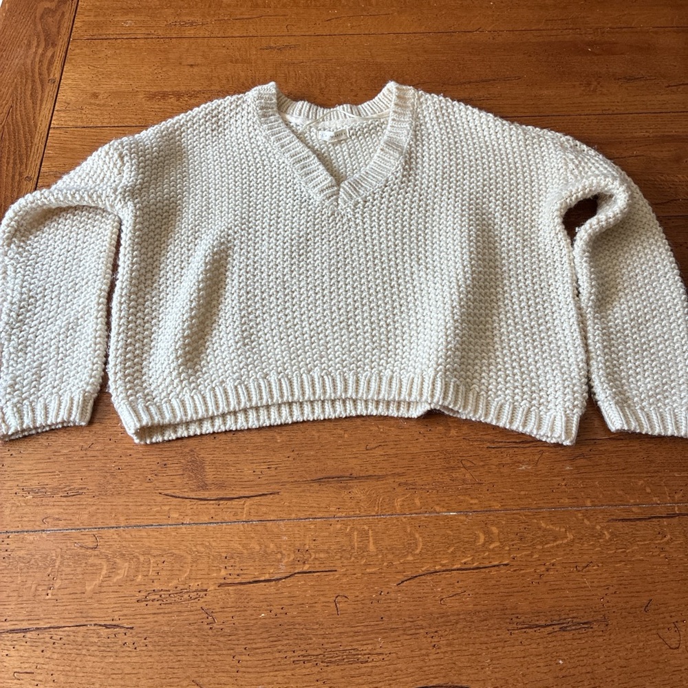La Hearts Cream V-Neck Cropped Sweater